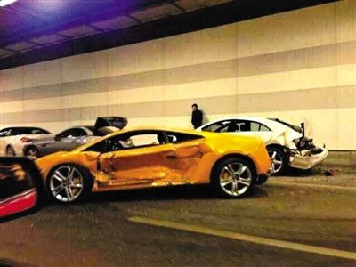 一目擊者出示照片，隧道內(nèi)，事發(fā)時(shí)還停著多輛車，其中一輛黃色豪車車門明顯內(nèi)凹，另一白色車車尾損毀嚴(yán)重。