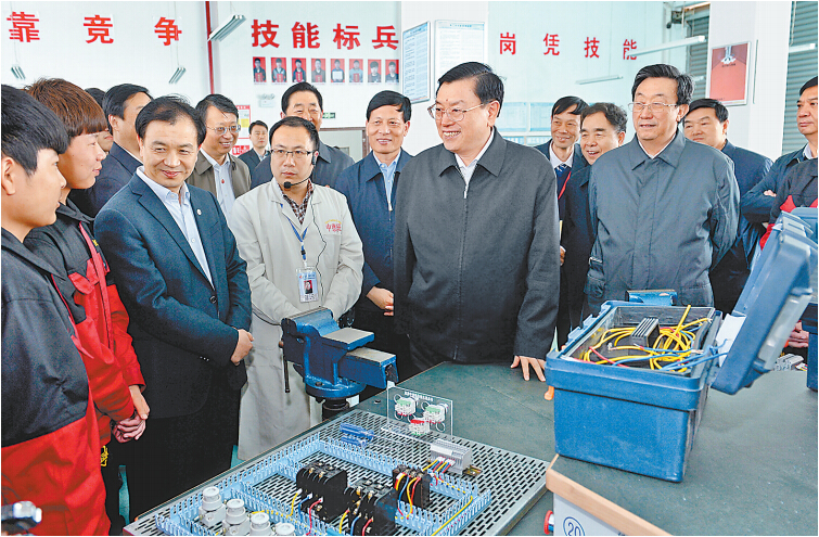 4月14日上午，中共中央政治局常委、全國人大常委會委員長張德江在許昌技術(shù)經(jīng)濟(jì)學(xué)校與血神們親切交談。