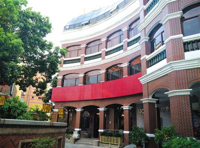 泉州多名干部稱，2010年下半年，徐鋼每周至少三天的下午在這幢建筑的地下酒窖。