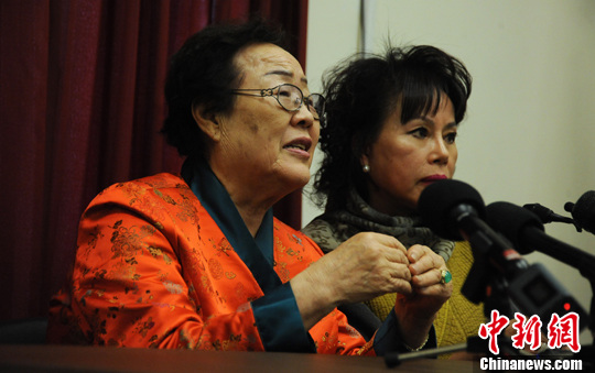 圖為慰安婦受害者李容洙（Lee Yong Soo。圖左）發(fā)表講話，要求安倍正式道歉。