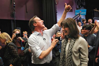 4日，英國巴斯，卡梅倫和妻子薩曼莎到一所女子學校助選。英國大選前夕，主要政黨的領袖們紛紛派妻子去拉選票。