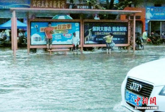 圖為暴雨持續(xù)兩小時(shí)，韶關(guān)市區(qū)又變“水城”。陳惠賢 攝