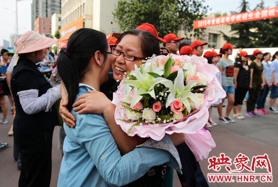 考試結(jié)束，考生與家長深情的擁抱