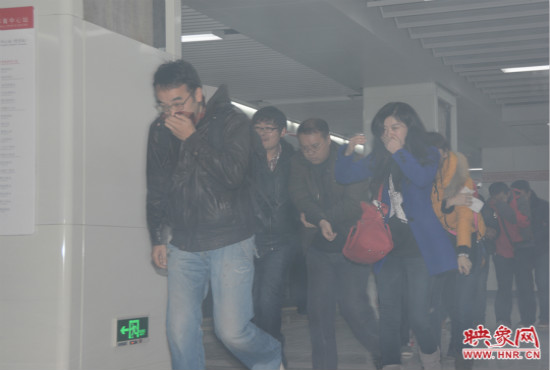 演習中，地鐵乘客從地鐵車廂中跑出。