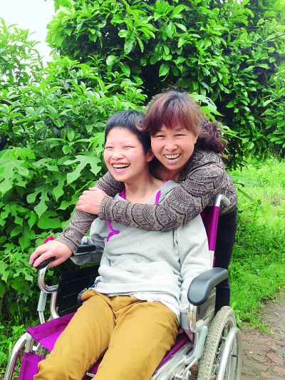 黃揚和母親許秀梅在陽光下好開心。（黃珊攝）