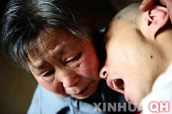 3月29日，母親邵秀景（左）同楊林在一起。