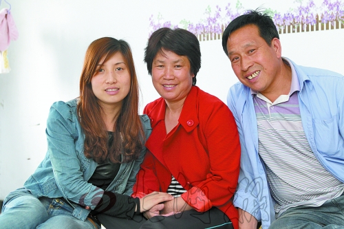 牛松玲（圖中）、郭新成夫妻和女兒