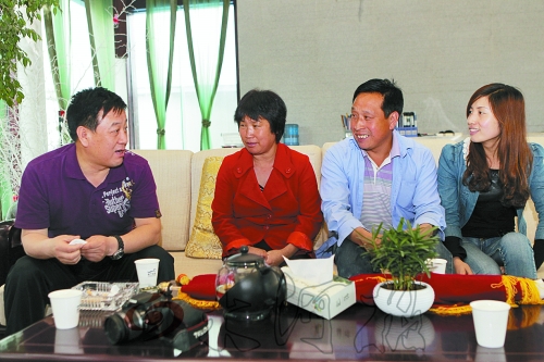 網(wǎng)友“奇石頑童”與牛松玲、郭新成夫婦