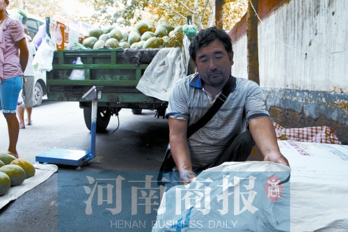 錢包就裝在這個編織袋里，枕在老陳頭下，沒想到還是被偷走了 實習(xí)生 唐韜/攝