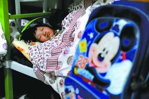 一名兒童昨晚在蘭考縣臨時(shí)救助站的房間入睡。新華社發(fā)