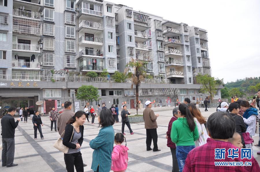 四川雅安發(fā)生7.0級地震 成都居民樓下避震