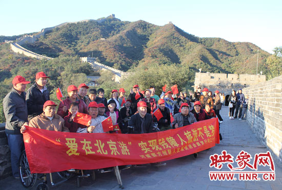 旅游對于殘疾人朋友來說比正常人要困難許多，2011年，劉小琴帶領(lǐng)殘障朋友登上了長城。