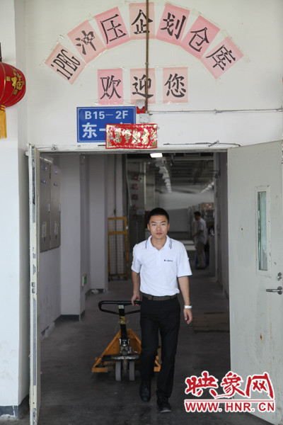 深入生產(chǎn)一線，真實(shí)體驗(yàn)工友的生產(chǎn)環(huán)境