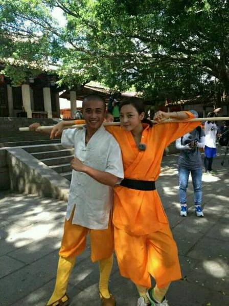 這些參加節(jié)目的女星當(dāng)中既有歌手，又有演員，都是時尚年輕且受歡迎的女星。