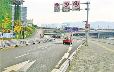 12月18日，本報記者駕車經(jīng)過江北嘴千廝門大橋匝道附近道路和財信廣場旁支路體驗時，收音機里能聽到神秘的路況提示音。本報記者