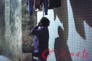 女姐在講述自己老伴幾年前在保姆的“照料”下去世的經(jīng)歷，神色悲傷。廣州日報記者陳憂子