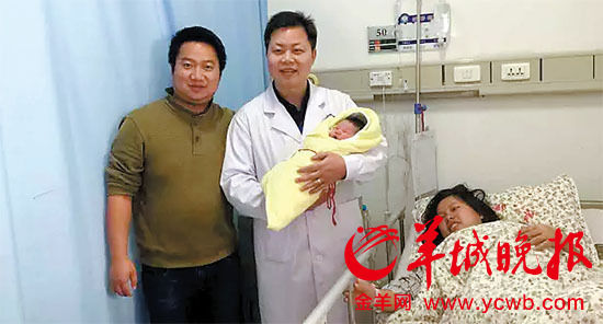 醫(yī)護人員看望金女士和寶寶