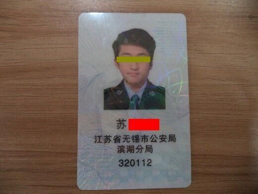 男子制作假經查證在酒吧執(zhí)法。