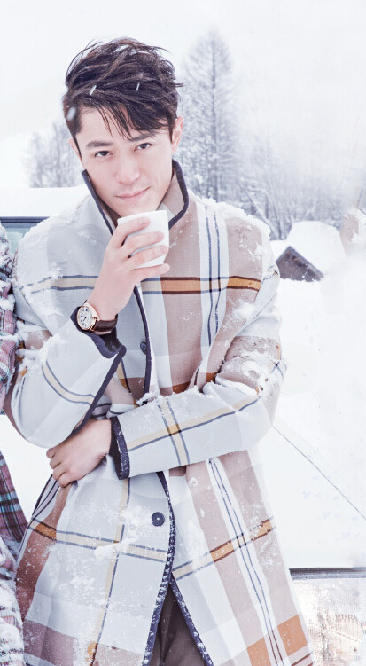 胡歌和霍建華為雜志拍攝了一組封面照，二人穿著同款風(fēng)衣，在白雪中端著咖啡，恩愛(ài)“虐狗”