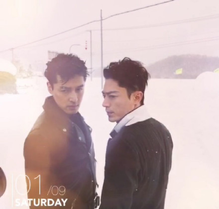 胡歌和霍建華為雜志拍攝了一組封面照，二人穿著同款風(fēng)衣，在白雪中端著咖啡，恩愛(ài)“虐狗”