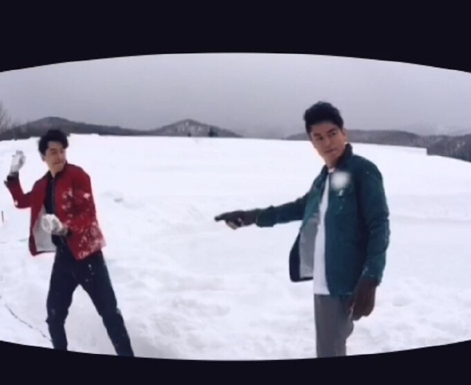 胡歌和霍建華為雜志拍攝了一組封面照，二人穿著同款風(fēng)衣，在白雪中端著咖啡，恩愛(ài)“虐狗”