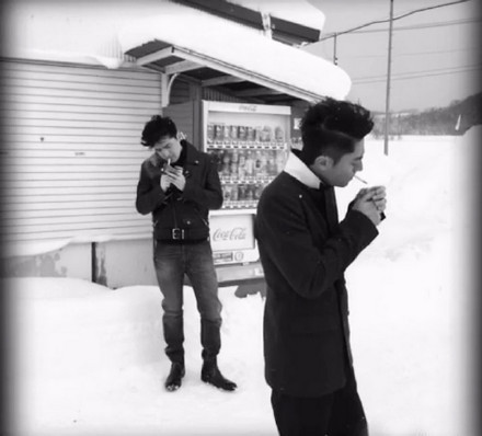 胡歌和霍建華為雜志拍攝了一組封面照，二人穿著同款風(fēng)衣，在白雪中端著咖啡，恩愛(ài)“虐狗”