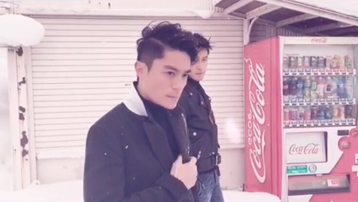 胡歌和霍建華為雜志拍攝了一組封面照，二人穿著同款風(fēng)衣，在白雪中端著咖啡，恩愛(ài)“虐狗”