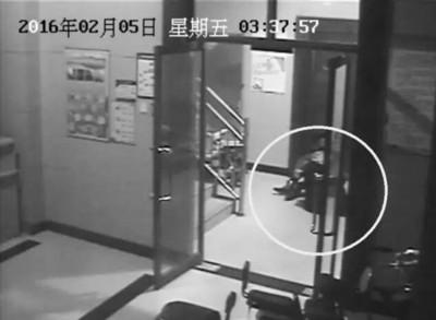 小區(qū)監(jiān)控視頻截圖，兩人一坐一跪竟聊了十多分鐘。