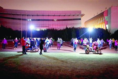 昨晚，松江體育場秩序井然，兩隊廣場舞被有序地分散在了不同區(qū)域。