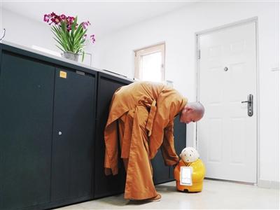 這個呆萌的機器僧要火:穿僧袍會佛法能開玩笑 這個呆萌的機器僧要火:穿僧袍會佛法能開玩笑