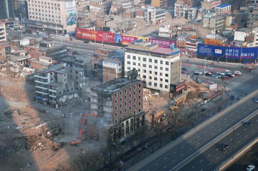在“拆遷獎勵”等一系列政策的激勵下，親賢社區(qū)的改造步伐明顯加快。2015年12月初，親賢社區(qū)簽訂拆遷協(xié)議 374份，簽約率達90%，西北片區(qū)實現(xiàn)了拆遷大突破。(拍攝：2015年12月20日)