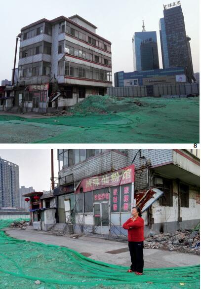 65歲的韓老太太是別人眼中的“釘子戶”，至今仍居住在斷水、斷電的老宅中。她的房產(chǎn)占地面積3分多，建有樓房4層，按照補償標準可以拿到400余萬元補償，但她還是擔(dān)心以后的日子沒著落，稱要繼續(xù)堅持下去。在她房子的右后側(cè)，是親賢社區(qū)旗下千禧集團的豪華辦公樓。