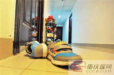 出事小孩的鞋子凌亂地?cái)[放在自家門前。