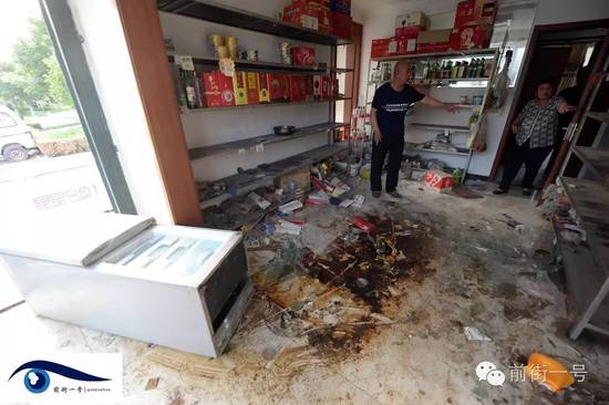 家里小賣部現(xiàn)在已經一片混亂。