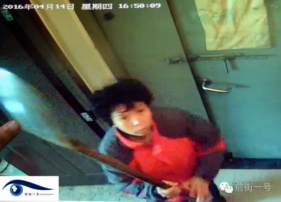 監(jiān)控視頻拍下李亞榮打砸監(jiān)控探頭的過程。