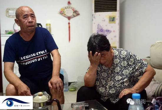 李亞榮的公婆談及李亞榮時淚流不止。