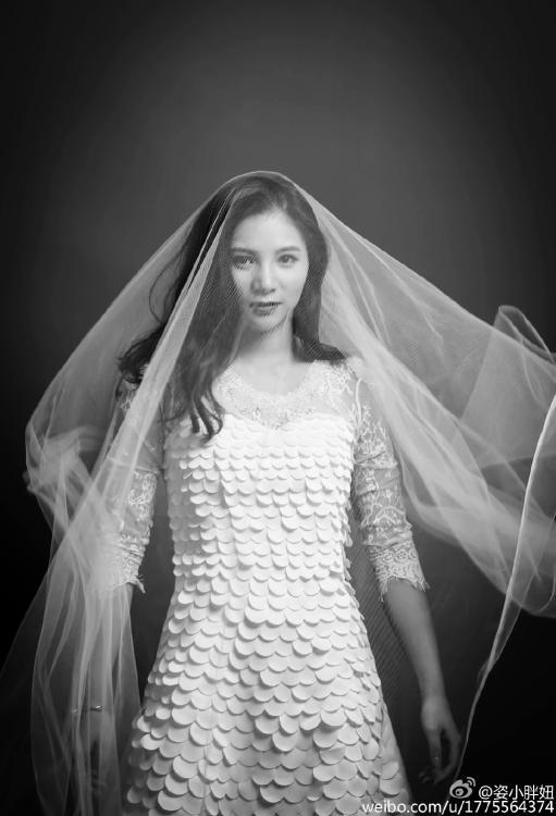 何姿秀黑白婚紗寫真 長(zhǎng)發(fā)飄飄美麗動(dòng)人