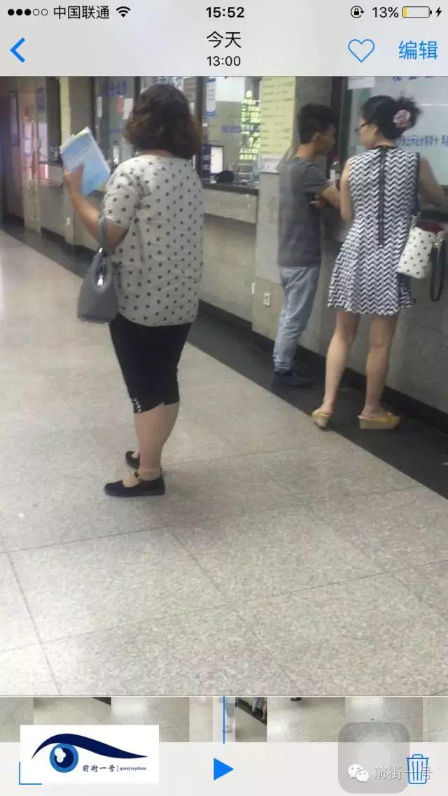 該女子在大廳內(nèi)徘徊發(fā)現(xiàn)女患者便主動(dòng)上前搭訕。