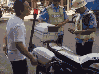 廣西梧州一男子騎車違法加裝遮陽傘，辱罵腳踹執(zhí)法交警被拘