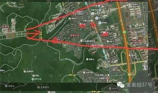 射擊場(chǎng)子彈射出方向（紅箭頭）有多個(gè)居民小區(qū) 。 圖片來源：交匯點(diǎn)新聞