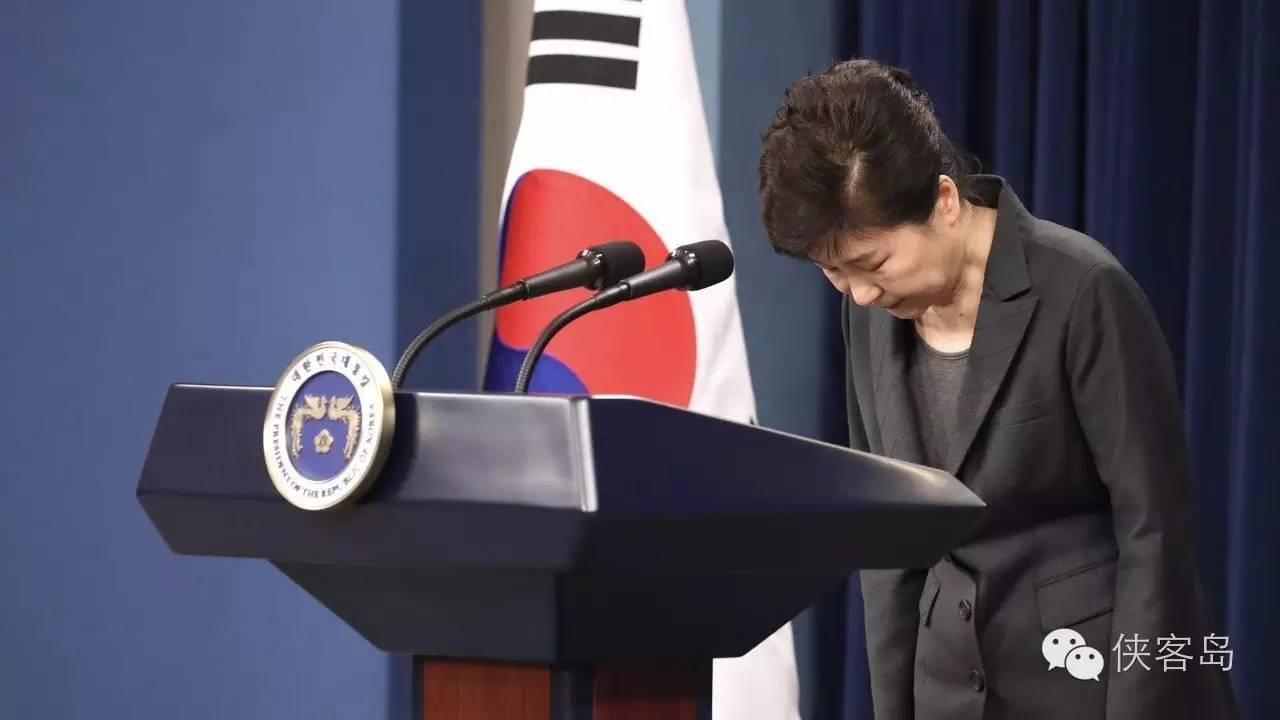 “任憑風(fēng)吹浪打，我自巋然不動”，樸槿惠對于這句詩應(yīng)該是心有戚戚焉。