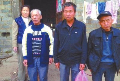 已被判死緩、在獄中服刑的4個村民的家人一直在為兒子喊冤。圖片來自網絡