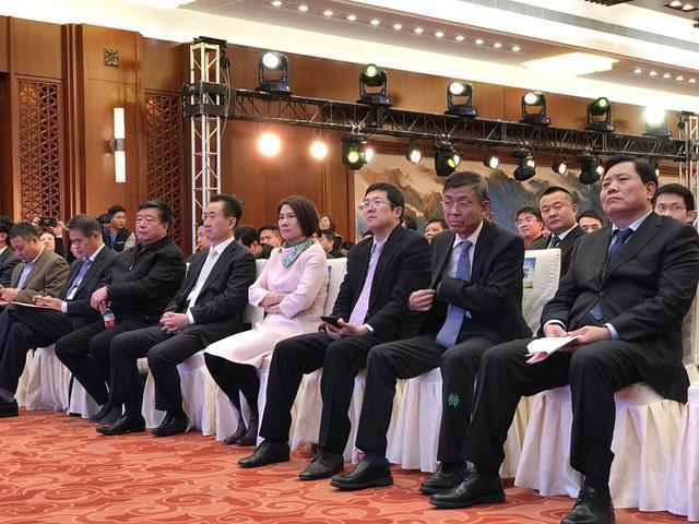 董明珠在現(xiàn)場演講時表示，她愿意拿她所有的資產(chǎn)投入到珠海銀隆里。據(jù)悉，同時與珠海銀隆原始股東共同簽署增資協(xié)議的，還有董明珠個人及北京燕趙匯金國際投資有限責任公司、大連萬達集團股份有限公司、江蘇京東邦能投資管理有限公司等3家知名企業(yè)，5家單位或個人共同增資30億，獲得珠海銀隆22.388%的股權。