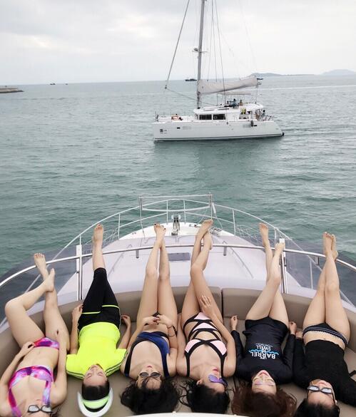 張藍(lán)心帶員工出海游玩 齊刷刷大長腿晃眼