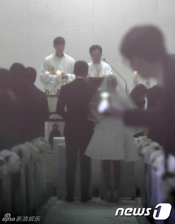 金泰?；槎Y照曝光 穿短裙手挽Rain做彌撒