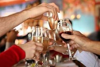 男子拼酒憋爆食管 你還敢這樣喝酒嗎？(組圖)