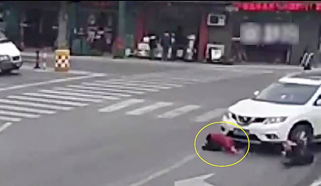 圖為小姑娘被卷進車輪下瞬間。