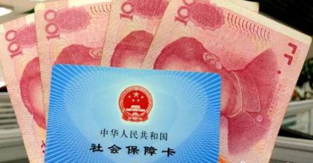 從今年1月1日開始，原有的失業(yè)保險(xiǎn)費(fèi)率是1.5%的有22個(gè)省份，包括新疆生產(chǎn)建設(shè)兵團(tuán)，可以在確保失業(yè)保險(xiǎn)金按時(shí)足額發(fā)放、穩(wěn)崗補(bǔ)貼順利實(shí)施的基礎(chǔ)上，可以降低0.5個(gè)百分點(diǎn)。個(gè)人的費(fèi)率不超過單位的費(fèi)率。