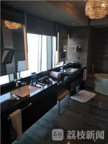 何女士表示無意中看到淋浴間外側(cè)的玻璃映射出幾個人影。