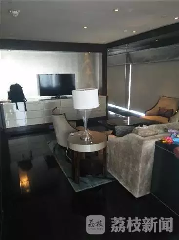 何女士稱當(dāng)時自己正在換衣服，順眼看了一下窗外，就看到了幾個人影，其中一個人拿著手機(jī)，三個男的朝這邊望。何女士表示，剛開始還以為是出現(xiàn)了幻覺，后來發(fā)現(xiàn)，玻璃中的映射人影就是隔壁房間的住客。